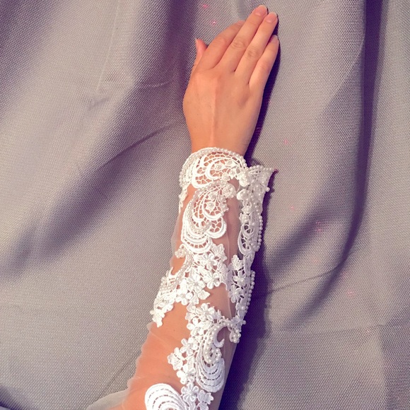 GOEGEOUS Professionally Preserved Vintage Wedding Gown - Picture 10 of 14